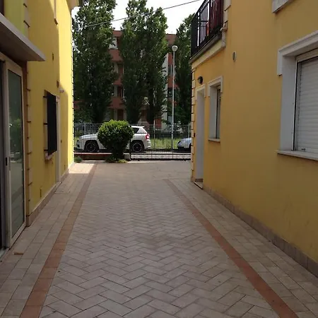 Yellow Ξενοδοχείο με διαμερίσματα 3*